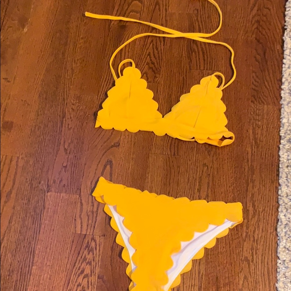 Bikini - Picture 2 of 3